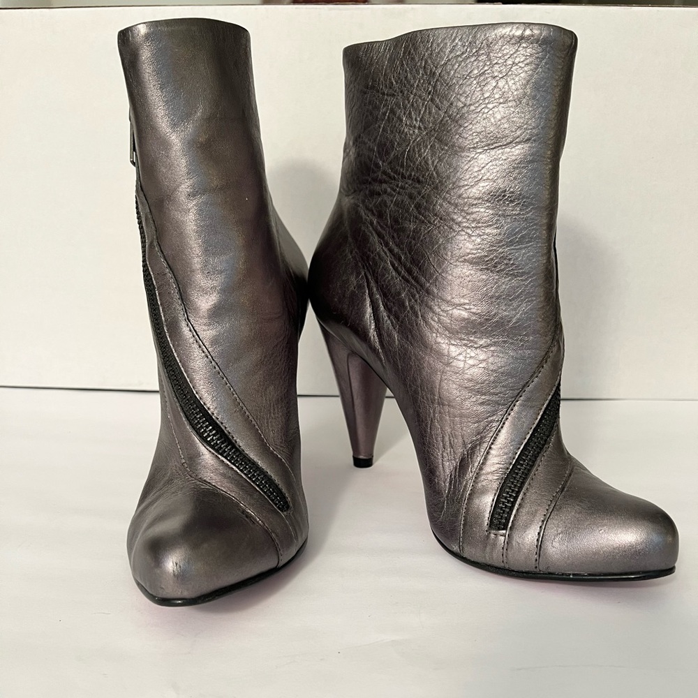 Lui Chung Silver Heeled Boots with zipper Size 9M